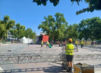 Στήνεται η εξέδρα στην κεντρική για τη συναυλία του Σάκη Ρουβά στην έναρξη του Larissa Coffe show (ΦΩΤΟ)