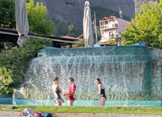 Βουτιές δροσιάς σε… σιντριβάνι για τουρίστριες