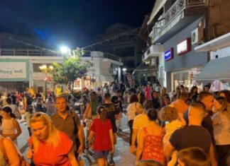 Απόψε η νύχτα είναι λευκή στην Ελασσόνα – Με διασκέδαση και βόλτες στα μαγαζιά σε μια υπέροχη καλοκαιρινή βραδιά
