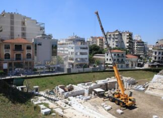 Λάρισα: Παρελθόν το πολυώροφο κτίριο στη Βενιζέλου – Συνεχίζονται οι κατεδαφίσεις απέναντι από το αρχαίο θέατρο