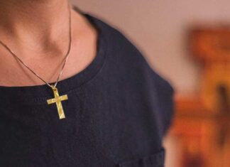 Την αγκάλιασαν και της πήραν τον σταυρό – Κλοπή μέρα μεσημέρι σε αυλή στη Λάρισα