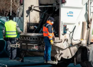 Απορριμματοφόρο μάζευε σκουπίδια στην Κυψέλη και οι επιβάτες ΙΧ βγήκαν και χτύπησαν τον υπάλληλο