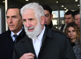 «Ο Πέτρος Φιλιππίδης παραδέχτηκε ότι ούρησε στο καμαρίνι με την Άννα Μαρία Παπαχαραλάμπους, αυτό δεν είναι βιασμός», είπε ο Μιχάλης Δημητρακόπουλος