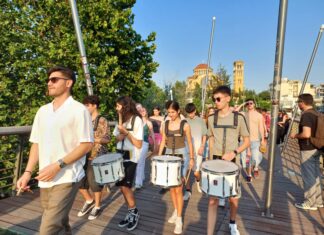 Κοσμοσυρροή στην έναρξη του φεστιβάλ Πηνειού – Tο σύνθημα έδωσαν και φέτος οι τυμπανιστές (ΦΩΤΟ)