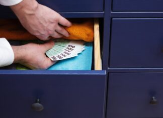 Λάρισα: Δούλευε σε σπίτι και… έβγαζε «bonus» απ’ το συρτάρι!