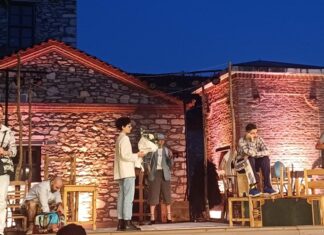 Ενθουσίασε στην πρεμιέρα «η στρίγγλα που έγινε αρνάκι» στην αυλή του Μύλου – ΦΩΤΟ
