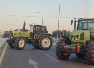 Μπλόκο στην παλιά Λάρισας- Βόλου στον κόμβο Πλατυκάμπου- Tα τρακτέρ στην κεντρική πλατεία