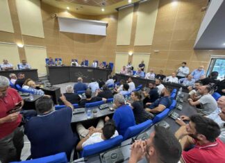 Λάρισα: Ένταση στη σύσκεψη στην περιφέρεια με κτηνοτρόφους παρουσία Χρήστου Κέλλα – Αποχώρησαν οι δημοσιογράφοι – ΦΩΤΟ