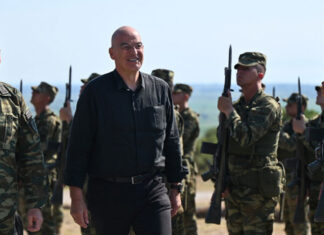 Καταργείται η θητεία σε Αεροπορία και Ναυτικό, όλοι στον Στρατό Ξηράς από το 2026 – Τι θα ανακοινώσει ο Δένδιας