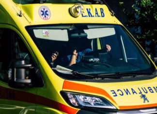 Μία νεκρή και πέντε τραυματίες έπειτα από μετωπική σύγκρουση αυτοκινήτων