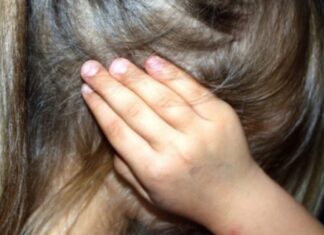 Μάνα καταγγέλλεται για βία μπροστά στο παιδί – Καυγάς, φωνές και απειλές