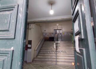 Προσπάθησε να «βγάλει» τα μάτια του αδερφού του – Εμφανίστηκε με το εσώρουχο στο δικαστήριο