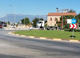 Αυτοκίνητο μπήκε ανάποδα σε κόμβο και συγκρούστηκε με φορτηγό – ΦΩΤΟ