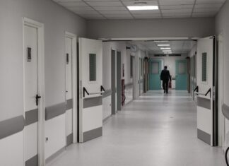 Μάχη για τη ζωή του δίνει βρέφος που έπεσε από μπαλκόνι – Αναπάντητα τα ερωτήματα για τις συνθήκες του ατυχήματος