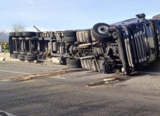 Λάρισα: Τρομερό τροχαίο με νταλίκα που έφυγε από την ΠΑΘΕ και έπεσε στον παράδρομο Μακρυχωρίου