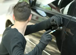 Λάρισα: Ζευγάρι σπεσιαλίστες έκλεβαν χρήματα από αυτοκίνητα σπάζοντας τα τζάμια