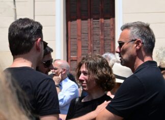 Γεράσιμος Μιχελής: Γιώργος Καπουτζίδης και Ράνια Σχίζα κατέρρευσαν στην κηδεία του