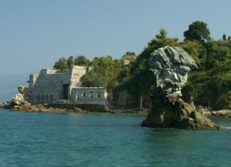 Απόκοσμο σκηνικό, Μονόπετρο και παλιά μεταλλεία σε μια αλλιώτικη παραλία της Λάρισας (ΦΩΤΟ)