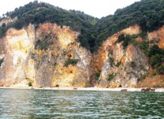 Λάρισα: Η παραλία των χρωμάτων και το μονοπάτι που σε βγάζει στο κύμα