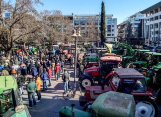Oι αγρότες βγάζουν τα τρακτέρ στην κεντρική πλατεία Λάρισας