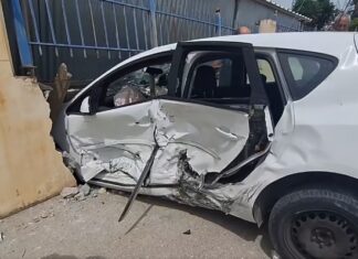 Αυτοκίνητο έπεσε πάνω σε εξωτερικό τοίχο σχολείου στον Τύρναβο