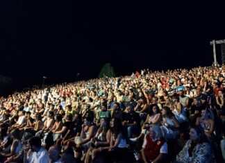 Πλήθος κόσμου στη Λίμνη Σμοκόβου στη συναυλία του Αλκίνοου Ιωαννίδη (ΦΩΤΟ)