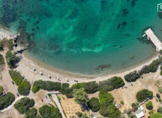 Η απίθανη αμμώδης παραλίαμε τη χρυσαφένια άμμο και τα κρυστάλλινα νερά