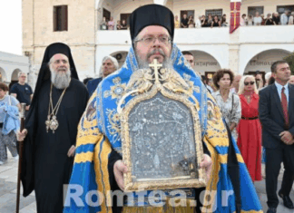 Στην τελευταία παράκληση της Υπεραγίας Θεοτόκου στη Μεγαλόχαρη της Τήνου χοροστάτησε ο Ιερώνυμος Λαρίσης