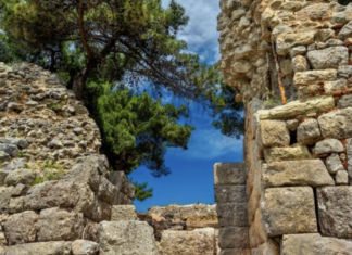 Η Ακρόπολη περιοχής της ΠΕ Λάρισας δεσπόζει πάνω από σύγχρονη πόλη /ΦΩΤΟ