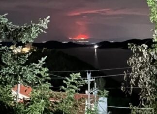 Ορατή ακόμη και από τη Λίμνη Πλαστήρα η φωτιά στο Δαμάσι (ΦΩΤΟ)
