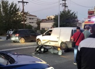 Λάρισα: Τροχαίο στην οδό Βόλου και αναστάτωση – Τραυματίστηκε οδηγός μηχανής (ΦΩΤΟ)