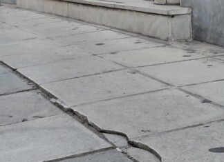 Γνωστή Λαρισαία υπέστη κάταγμα από κακοτεχνία στο πεζοδρόμιο δίπλα στο δημαρχείο! ΦΩΤΟ