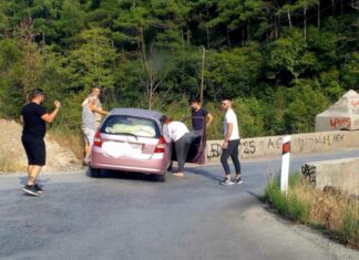 Στο χείλος του γκρεμού στη γέφυρα της Πύλης, σταμάτησε αυτοκίνητο