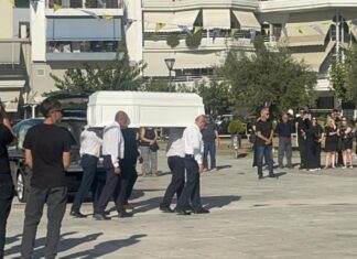 Έκλαψε όλος ο Βόλος για τον Ιάσωνα – Σκηνές αρχαίας τραγωδίας και απαρηγόρητος θρήνος στο τελευταίο αντίο στον 21χρονο – ΦΩΤΟ