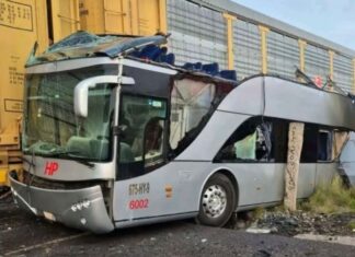 Τρένο συγκρούστηκε με διώροφο λεωφορείο – 8 νεκροί και 45 τραυματίες