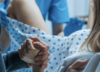Τραγωδία: Γυναίκα γέννησε στο σπίτι της και πέθανε