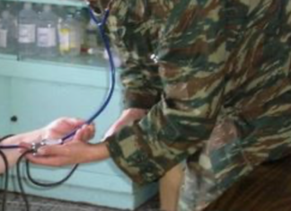 Λάρισα: Στρατιωτικός γιατρός τέθηκε σε διαθεσιμότητα με υπογραφή Δένδια – Καταγγέλλεται για ενδοοικογενειακή βία από πρώην συντρόφους του