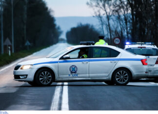 Συνελήφθη ανήλικος στην Ελασσόνα: Οδηγούσε επικίνδυνα χωρίς δίπλωμα – Με χειροπέδες και οι γονείς του