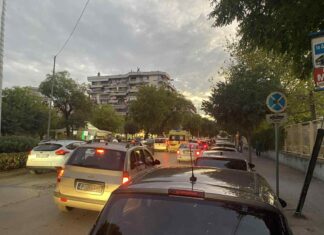 Λάρισα: Το μποτιλιάρισμα στην Ηρώων Πολυτεχνείου και το ασθενοφόρο που έκανε σλάλομ (ΦΩΤΟ)