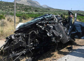 Συμβαίνει τώρα: Άτομο ανασύρθηκε χωρίς τις αισθήσεις του σε φοβερή σύγκρουση ΙΧ με φορτηγό στο Μόδεστο