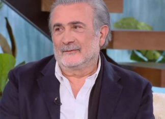Λάκης Λαζόπουλος: Η Λαρισαία μάνα του σε μια παράσταση έβγαλε φωτογραφία του νεκρού πατέρα του, για να ακούσει κι εκείνος…