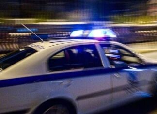 Λάρισα: Πέταξαν μπουκάλια στο γήπεδο και τον έναν τον “μάζεψαν”