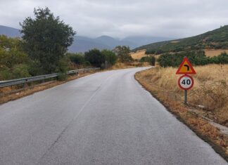 Μην σου τύχει… Πινακίδα σε επαρχιακό δρόμο της Λάρισας προειδοποιεί για επικίνδυνη αριστερή στροφή, τη στιγμή που συμβαίνει το αντίθετο! (ΦΩΤΟ)