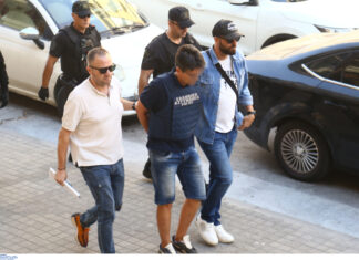 «Δεν το περίμενα, όλοι μου δίνουν συγχαρητήρια για τον γιο μου» – Τι λέει ο πατέρας του 50χρονου που σκότωσε την αδελφή του