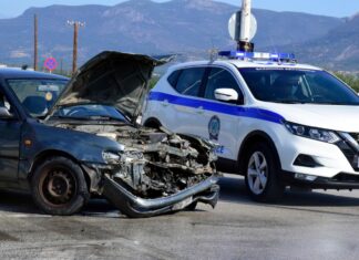 Λάρισα: Δύο νεαροί τραυματίστηκαν σε τροχαίο – Συγκρούστηκαν αυτοκίνητα