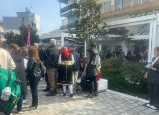 Γλέντι με δημοτικά και χορούς στην κεντρική πλατεία Τυρνάβου στη Γιορτή τσίπουρου και αποσταγμάτων – ΦΩΤΟ