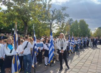 Μαθητές και φορείς απέτισαν φόρο τιμής στο Ηρώο Πεσόντων στο Φρούριο – ΦΩΤΟ