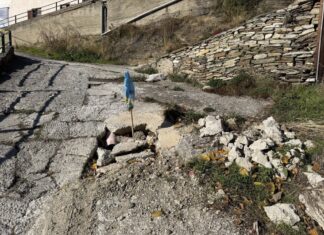 Διαλυμένοι δρόμοι σε αυτό το χωριό της Λάρισας – Επικίνδυνοι για τους κατοίκους (ΦΩΤΟ)