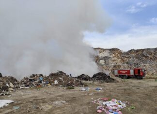 Καπνοί και αποπνικτική ατμόσφαιρα στον Τύρναβο από φωτιά σε χωματερή – ΦΩΤΟΓΡΑΦΙΕΣ