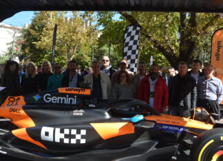 Σε ρυθμούς Formula 1 ζει σήμερα η Λάρισα – Τεράστιες ουρές Λαρισαίων για το περιβόητο McLaren Showcar – Δείτε πλούσιο φωτορεπορτάζ και Βίντεο